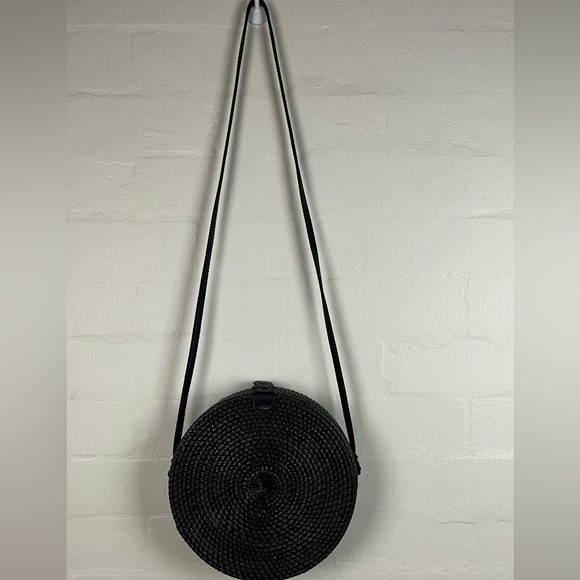 Wicker Crossbody Bag Vintage Style Lined interior Black circular Bag Clasp Close - Picture 3 of 17